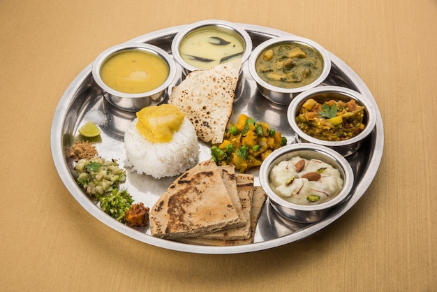 Typische gesunde Maharashtrian-Essensplatte oder Thali voller Nährstoffe, selektiver Fokus