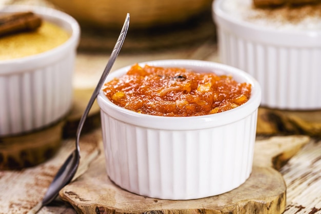 Typische hausgemachte Kürbismarmelade, hausgemachtes Dessert aus Bio-Früchten. Brasilianischer Kürbispudding, serviert auf den Partys im Juni und Juli