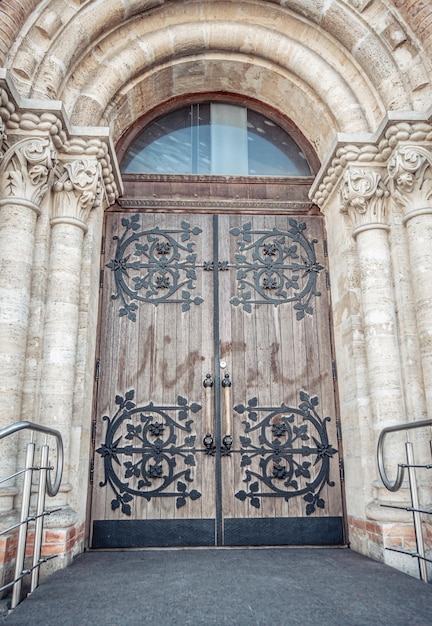 Typische Kirchenholztüren mit Metallverzierungen