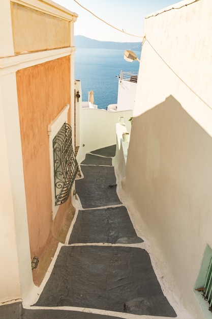 Typische kleine Straße in Santorini in Griechenland in den Kykladen