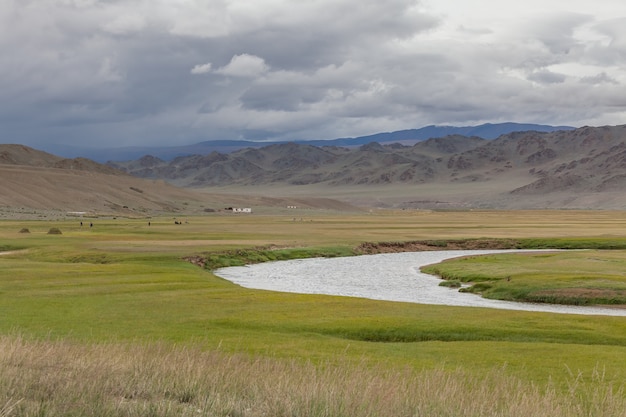 Typische Landschaften der Mongolei. Berghänge und Täler. Altai, Mongolei