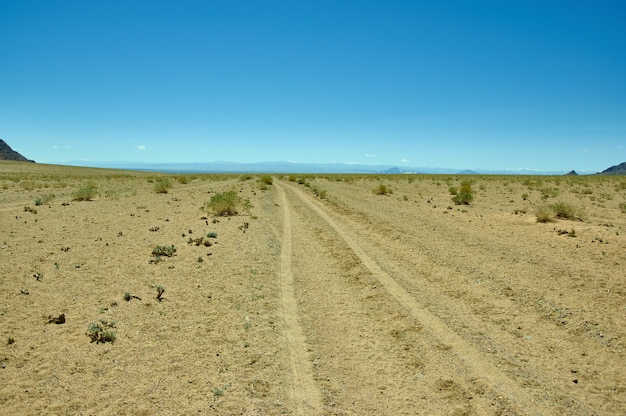 Typische mongolische Straße auf dem Land, Provinz Uvs in der Mongolei