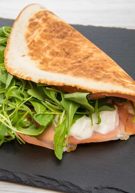 Typische Piadina Romagnola mit Schinken, Käse und Rucola