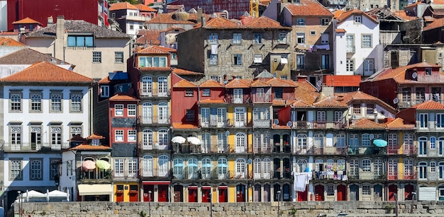 Typische Porto-Häuser am Fluss Douro, malerische Architektur mit gesäumten Häusern und leuchtenden Farben. Portugal.