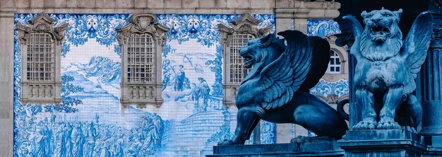 Typische portugiesische Kacheln in Blau und Weiß mit Szenen aus dem Berg Karmel an der Wand der Carmo-Kirche in der Altstadt von Porto Religiöse dekorative Kunst auf dem Löwenplatz Porto Portugal