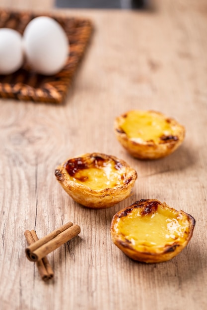 Typische portugiesische Puddingkuchen. traditionelles portugiesisches Gebäck. Auf einem Holztisch.