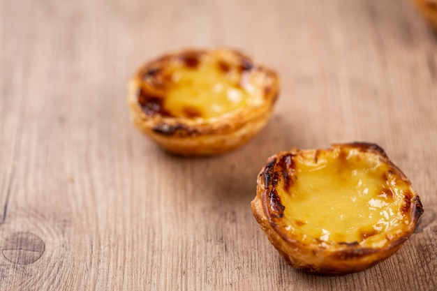 Typische portugiesische Puddingkuchen. traditionelles portugiesisches Gebäck. Auf einem Holztisch.