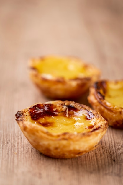 Typische portugiesische Puddingkuchen. traditionelles portugiesisches Gebäck. Auf einem Holztisch.