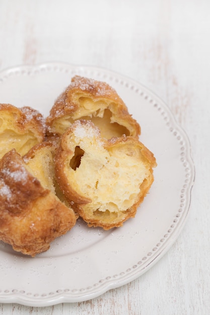 Typische portugiesische Weihnachtsplätzchen auf weißer Schale