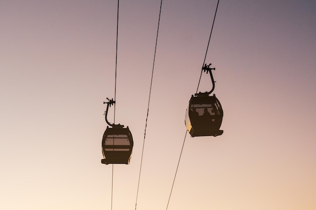 Typische Seilbahn von Porto, fotografiert von unten zur goldenen Stunde