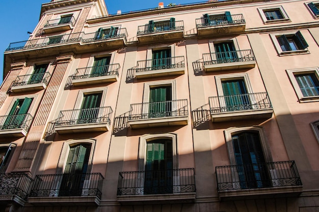 typische spanische Architektur. Haus mit grünen Fensterläden in Barcelona. Katalonien .