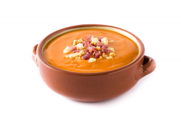 Typische spanische Salmorejo-Creme mit Schinken und Ei isoliert auf Weiß