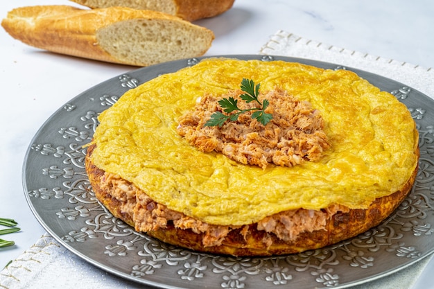 Foto typische spanische tortilla mit thunfisch in marmortisch