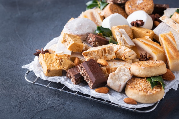 Typische spanische Weihnachtsgebäck Shortbread Mantecados Polvorones Nougat oder Turron