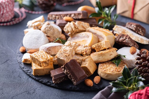 Typische spanische Weihnachtsgebäck Shortbread Mantecados Polvorones Nougat oder Turron