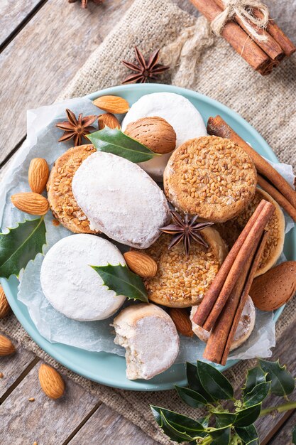 Typische spanische Weihnachtssüßigkeiten Shortbread Mantecados und Polvorones