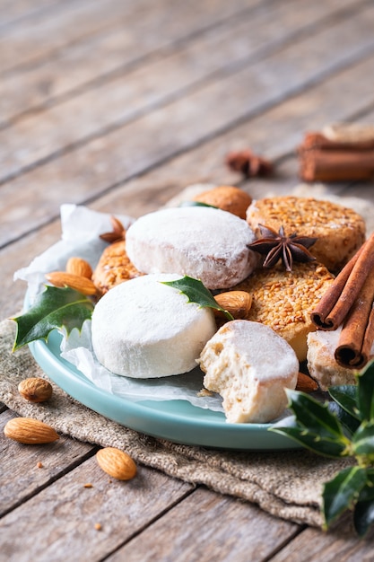 Typische spanische Weihnachtssüßigkeiten Shortbread Mantecados und Polvorones