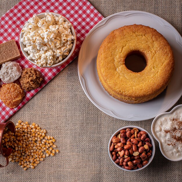 Typische Süßigkeiten von der Juni-Party. Maismehlkuchen, Popcorn, Hominy, Kürbismarmelade und Erdnüsse.