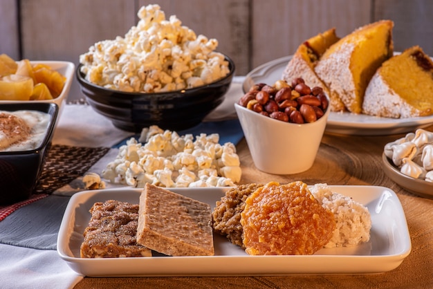 Typische Süßigkeiten von der Juni-Party. Maismehlkuchen, Popcorn, Hominy, Kürbismarmelade und Erdnüsse.