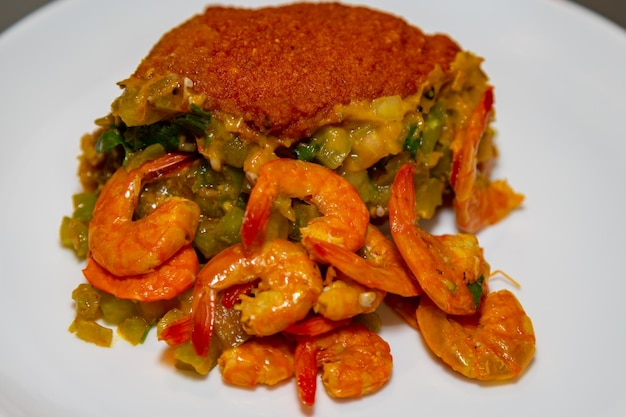 Typischer Acaraje. Traditioneller brasilianischer Knödel aus Schwarzaugenerbsen