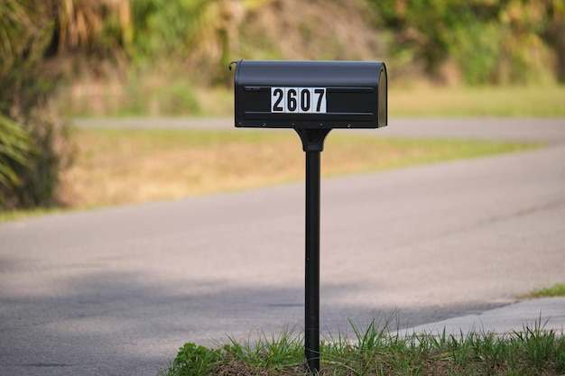 Typischer amerikanischer Briefkasten im Freien auf der Straßenseite des Vororts