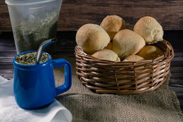 Typischer Aufguss von Ilex sp aus Südamerika mit Maniokbrot und hausgemachtem Käse namens Chipa