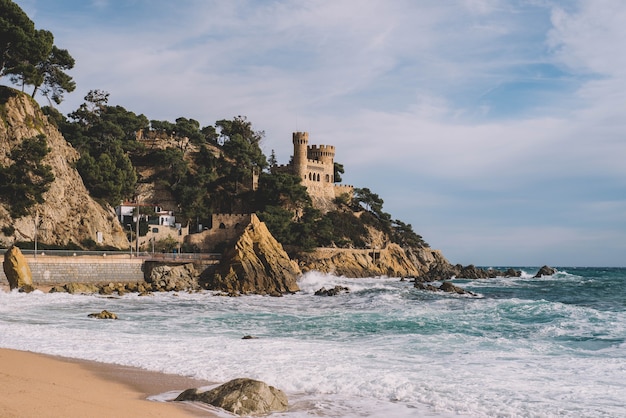 Foto typischer mittelmeerstrand in einer stadt an der costa brava