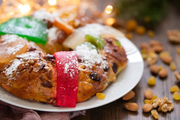 Typischer portugiesischer Obstkuchen Bolo rei auf hölzernem Hintergrund