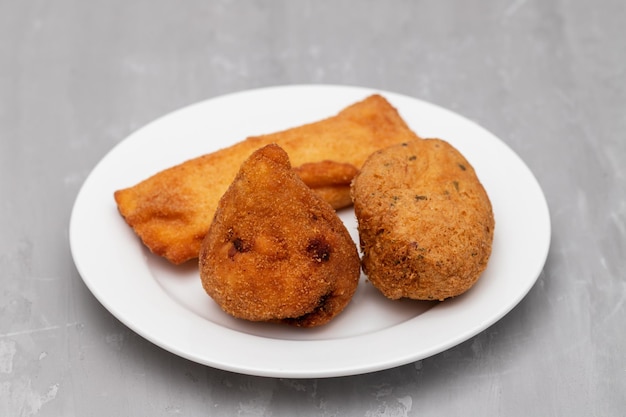 Typischer portugiesischer Snack, gebratener Eingang auf dem Teller