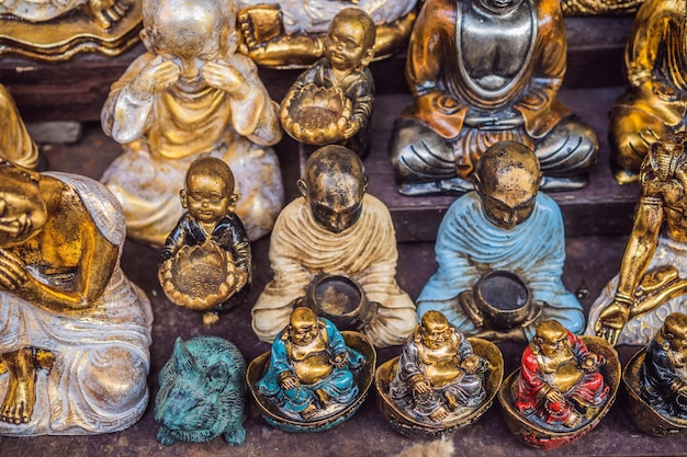 Typischer Souvenirladen mit Souvenirs und Kunsthandwerk aus Bali auf dem berühmten Markt von Ubud Indonesien Balinesischer Markt Souvenirs aus Holz und Kunsthandwerk der Anwohner