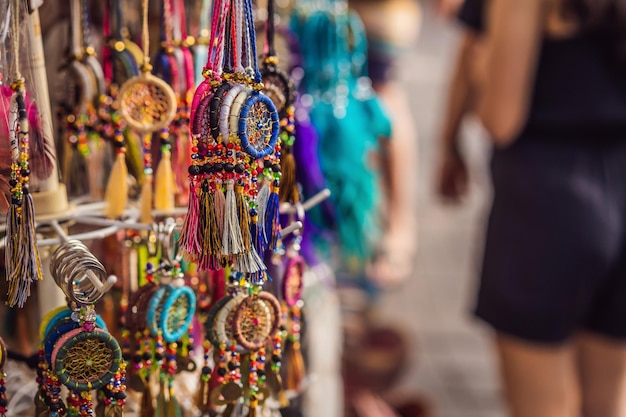 Typischer Souvenirladen mit Souvenirs und Kunsthandwerk aus Bali auf dem berühmten Ubud-Markt in Indonesien