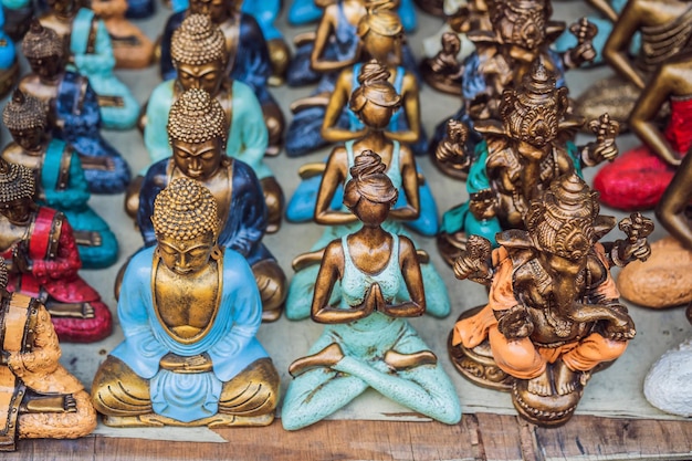 Typischer Souvenirladen mit Souvenirs und Kunsthandwerk aus Bali auf dem berühmten Ubud-Markt in Indonesien