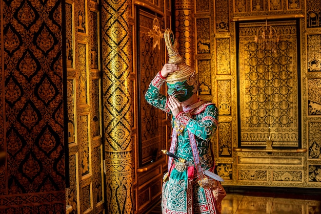 Typischer Tänzer Thailands mit typischer Kleidung auf goldenem Wandhintergrund