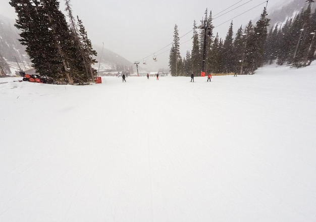 Typischer Wintertag des Alpinskilaufs im Skigebiet Loveland Basin.