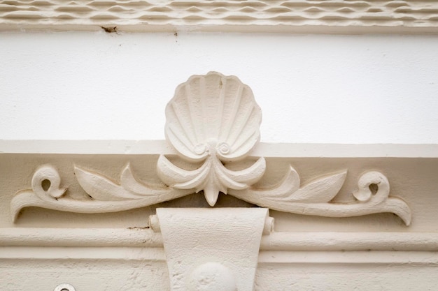 Typisches Architekturfensterdetail portugiesischer Gebäude