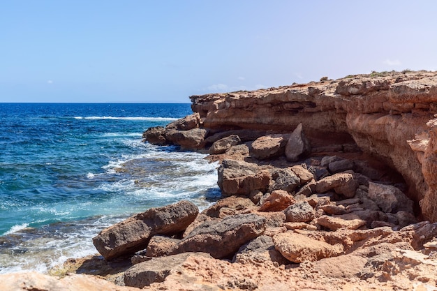 Typisches Beispiel für die Geologie der Insel Ibiza: Karstschichten, die vom Wasser erodiert und vom Wind getrocknet wurden