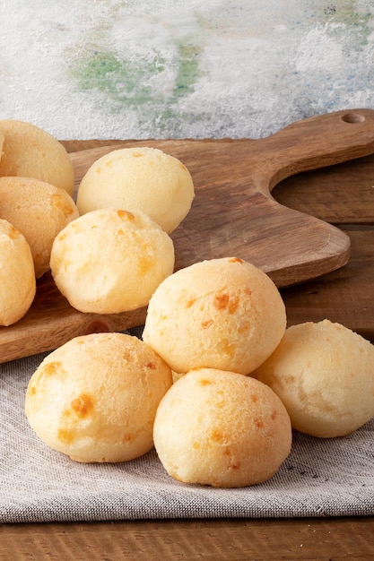 Typisches brasilianisches Käsebrot Pao de Queijo auf dem Tisch