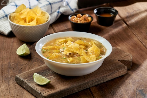 Typisches Essen Köstlicher Encebollado Fischeintopf aus Ecuador, traditionelles Essen.