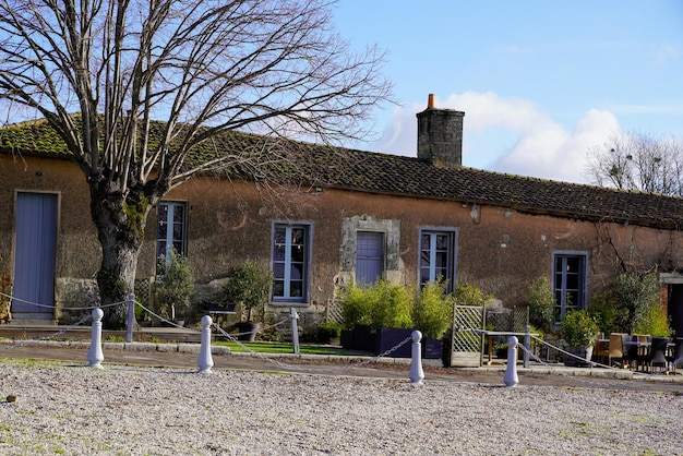 Typisches Haus in der Gironde Zitadellenbefestigung von Blaye mit blaugrauem Fensterladen in Frankreich