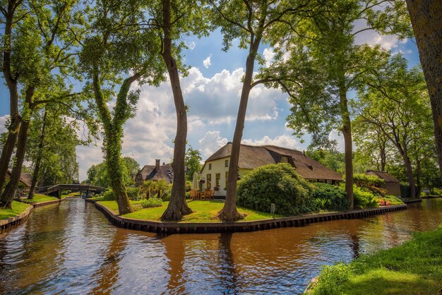 Typisches holländisches Dorf Giethoorn in den Niederlanden