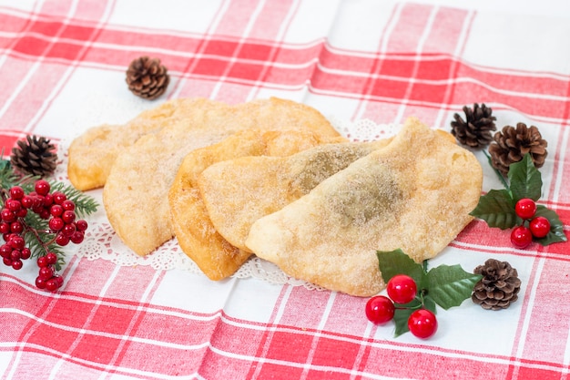 Typisches portugiesisches kichererbsen- oder süßkartoffelgebäck zur weihnachtszeit.