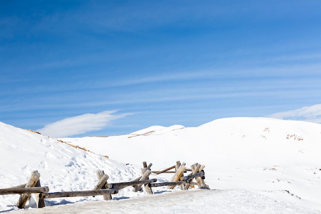 Typisches Wochenende im Loveland Pass am späten Wintertag.