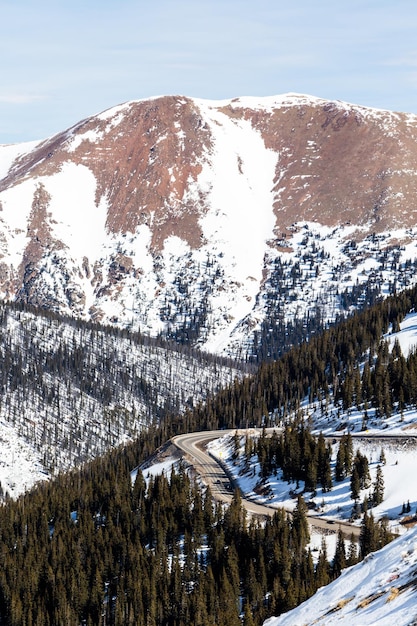 Typisches Wochenende im Loveland Pass am späten Wintertag.