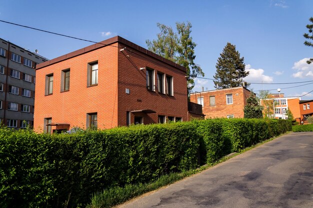 Typisierte Häuser der Familie Bata aus rotem Backstein in Zlin Mähren Tschechische Republik sonniger Sommertag mit Blick auf die Straße