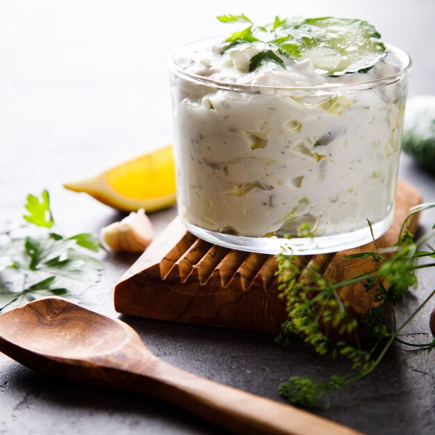 Tzatziki Molho grego tradicional com ingredientes