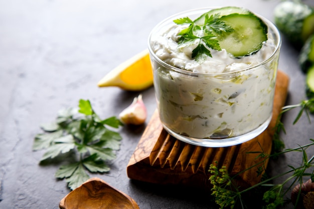 Tzatziki Salsa Griega Tradicional Con Ingredientes