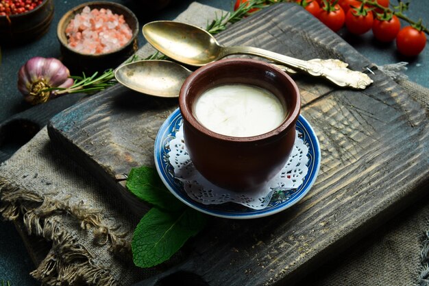 Tzatziki tradicional feito com iogurte ou creme de leite Espaço livre para texto