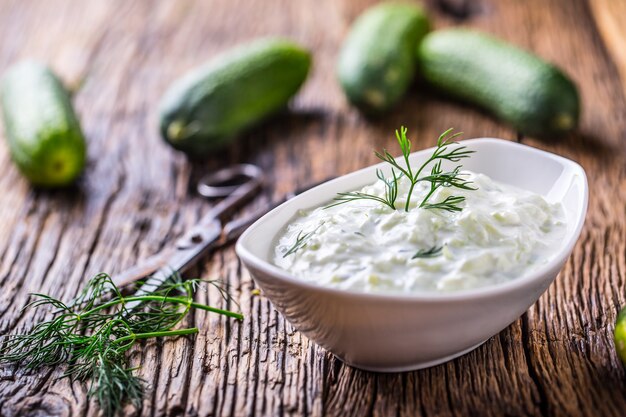 Tzatziki tradicional grego preparado com pepino, creme azedo, azeite de oliva e endro fresco