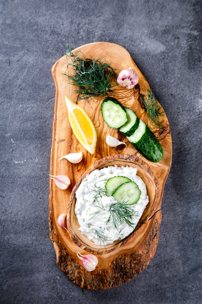 Tzatziki traditionelle griechische sauce mit zutaten