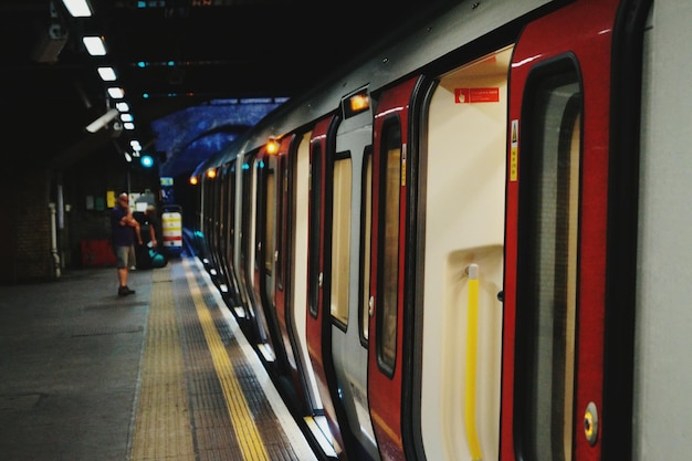 U-Bahn auf dem Bahnsteig